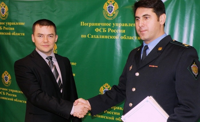 Книжный подарок РВИО доставили сахалинским пограничникам