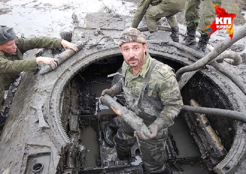 Участники РВИО подняли со дна реки в Волгоградской области танк времен Великой Отечественной войны