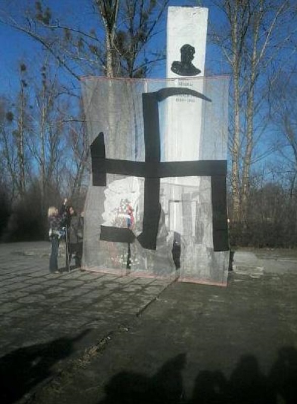 В годовщину гибели Черняховского осквернили его памятник