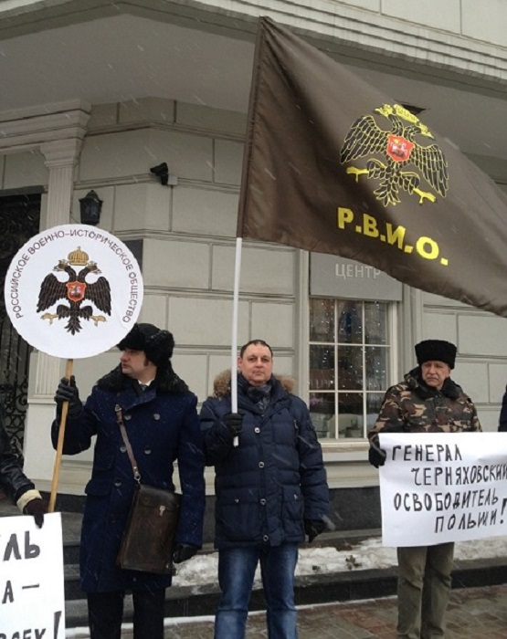 Активисты РВИО вместе с десантниками и казаками вышли в пикет к посольству Польши