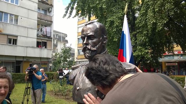 Сербы целовали памятник Николаю II