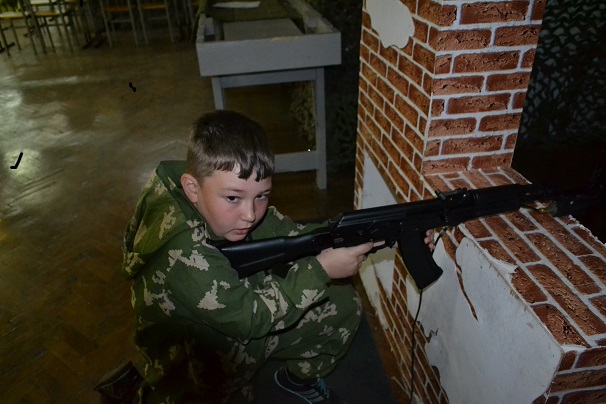 Подростки учатся у казаков и десантников