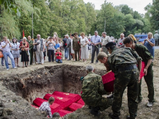 В Курске преданы земле останки 157 солдат и мирных жителей времен Великой Отечественной войны