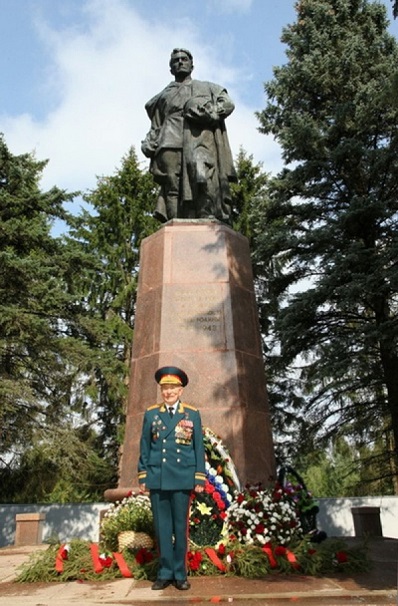 Равнение на Героев