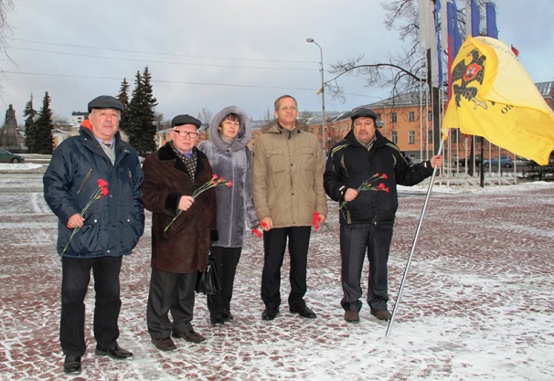 В Петрозаводске возложили цветы к Могиле Неизвестного Солдата