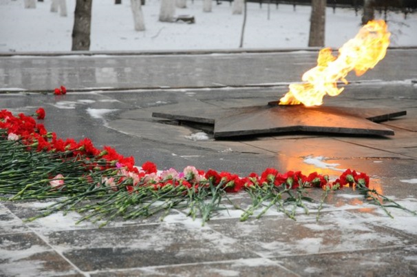 В Вологде возложили венки к Вечному огню