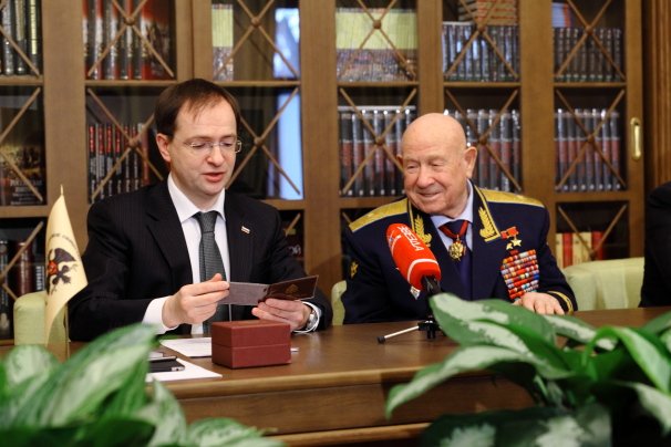 Летчик-космонавт Алексей Леонов стал Почетным членом РВИО