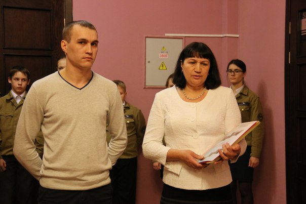 Поисковики вручили родным медальон красноармейца, погибшего в боях у Зайцевой горы