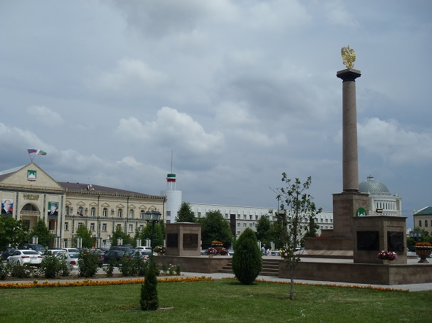 В честь присвоения почетного звания «Город воинской славы» в Грозном открыли памятную стелу.