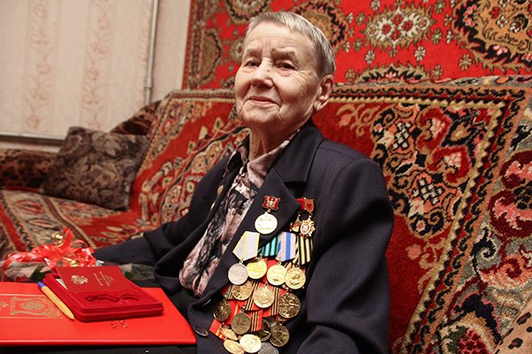 "Звезды Победы": Анна Причепа получила медаль "За боевые заслуги" 70 лет спустя