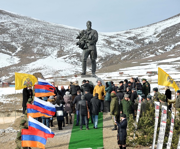 Памятник воинам-ликвидаторам последствий землетрясения открыли в Спитаке