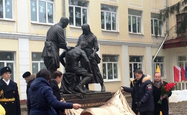 Владимир Мединский открыл в Туле памятник военным врачам и медицинским сестрам