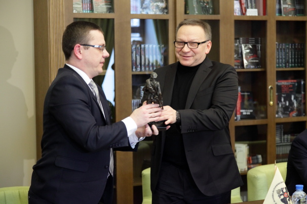 Во имя мира на Земле: в «Сквере Победителей» на Чистых Прудах открыт весенний сезон