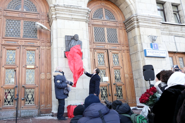 В Москве открыли мемориальную доску актеру Евгению Веснику