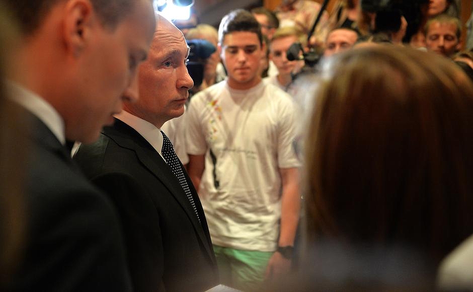 "Помнить о прошлом, чтобы идти вперед": Владимир Путин принял участие во встрече российских и немецких школьников