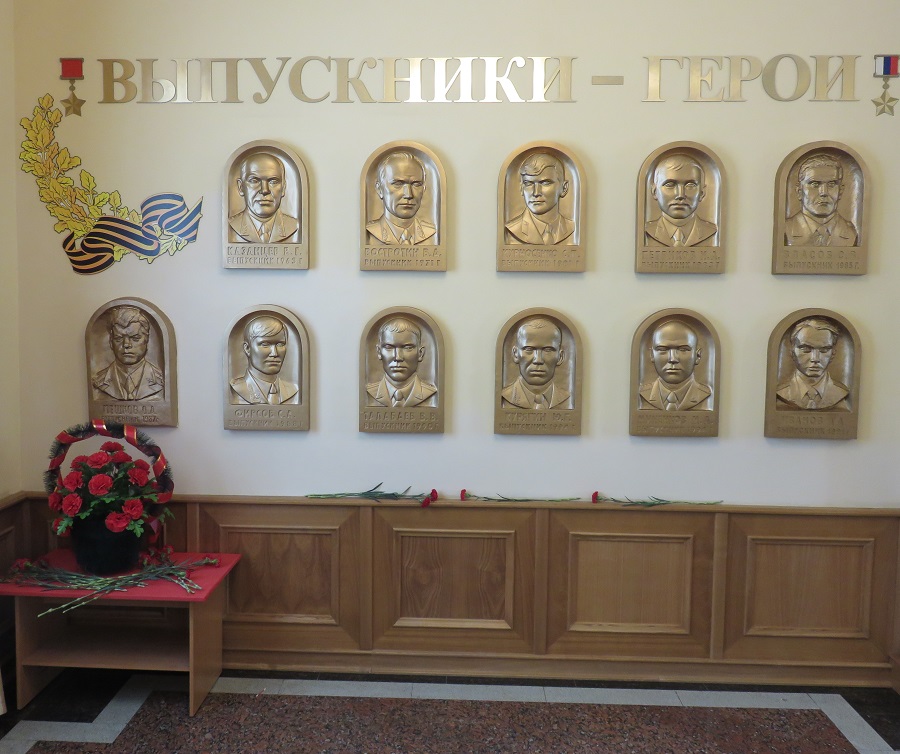 Памятная доска, посвященная Герою России Олегу Пешкову, открыта в Екатеринбурге