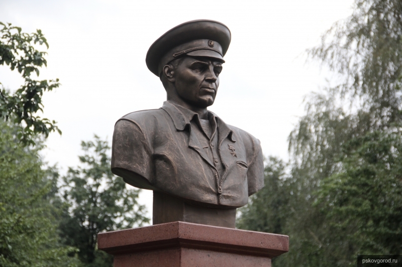 В канун Дня Воздушно-десантных войск в Пскове открыт бюст Василию Маргелову