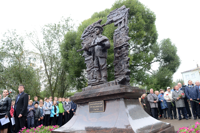 В Кирове открыт памятник «Кировчанам-труженикам тыла»