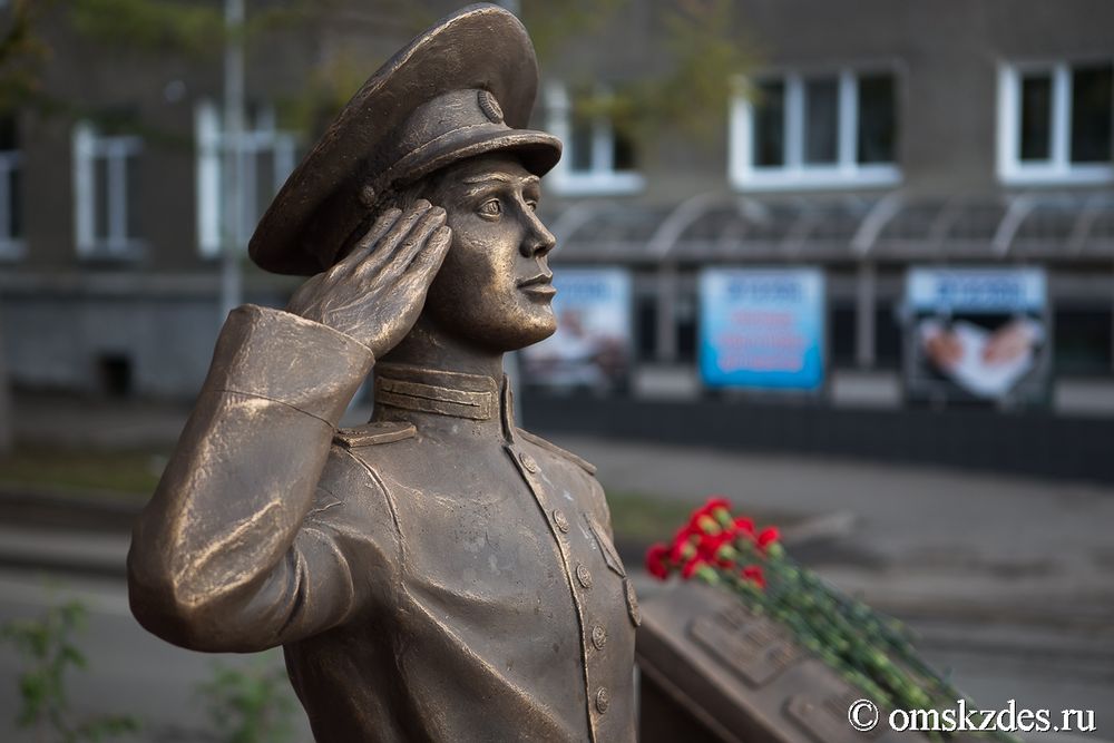 В Омске открыли памятник мальчику-кадету