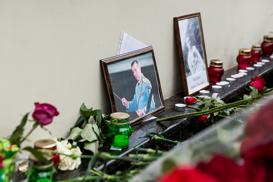 Владимир Мединский почтил память погибших артистов Ансамбля имени Александрова