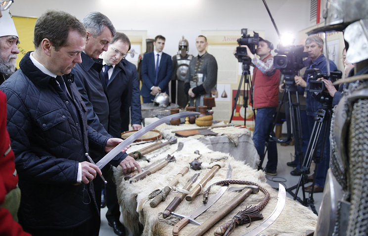 Омские стрельцы подарили Дмитрию Медведеву монетки «на удачу»