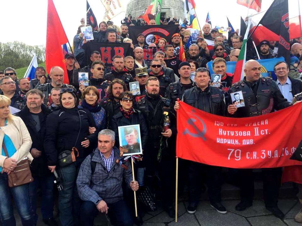 В Берлине в Трептов-парке прошла торжественная церемония возложения цветов