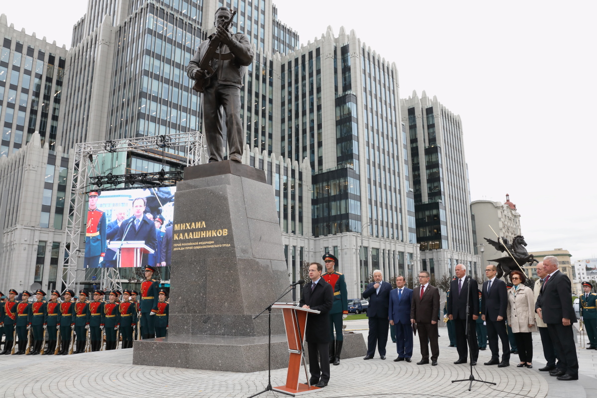 В Москве открыт памятник Михаилу Калашникову