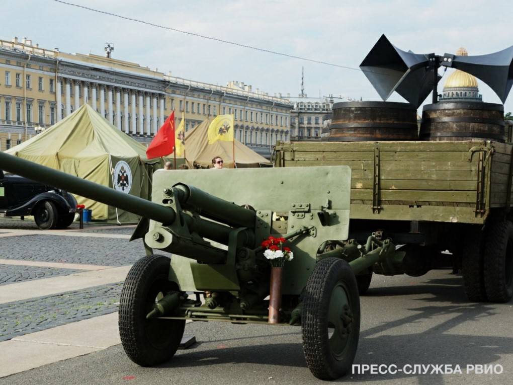 Экспозиция военной техники откроется на Дворцовой площади