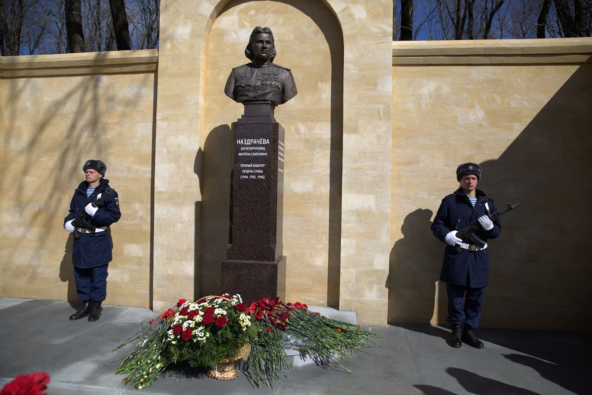 Памятник легендарной медсестре открыт в Ставрополе