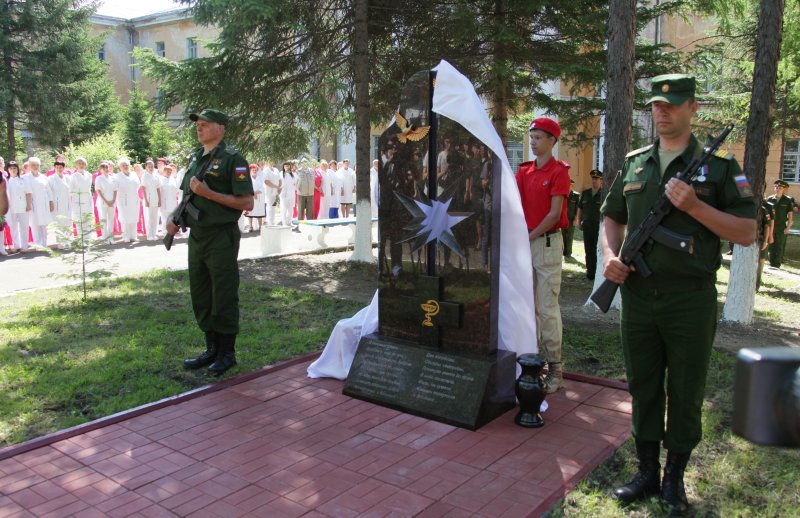 В Биробиджане открыт мемориал в честь погибших в Сирии медсестер