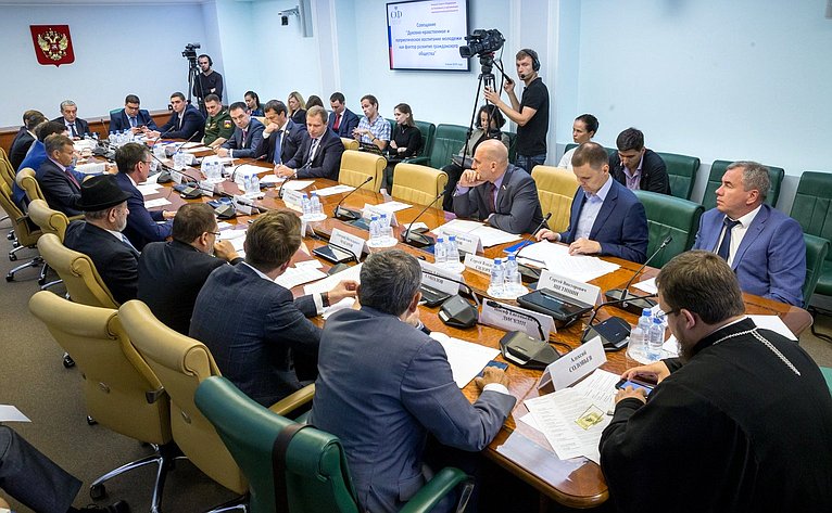 Духовно-нравственное воспитание молодежи обсудили в Совете Федерации ФС РФ