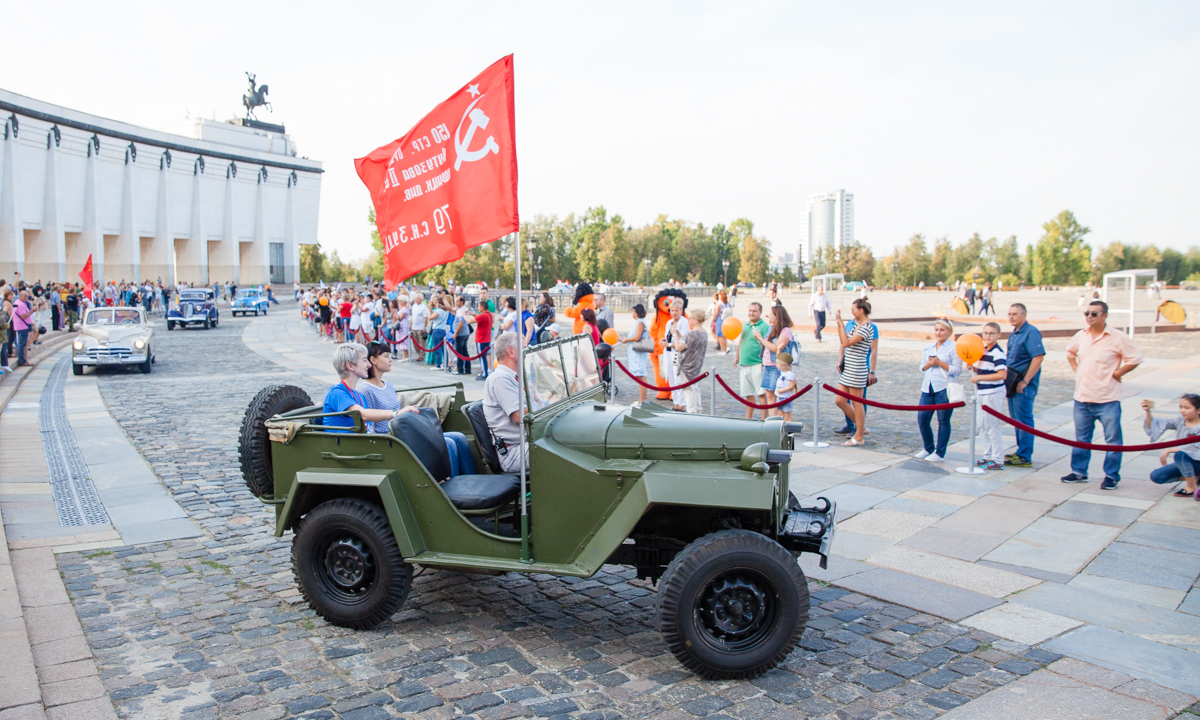 Окончание Второй мировой войны отметили парадом ретроавтомобилей