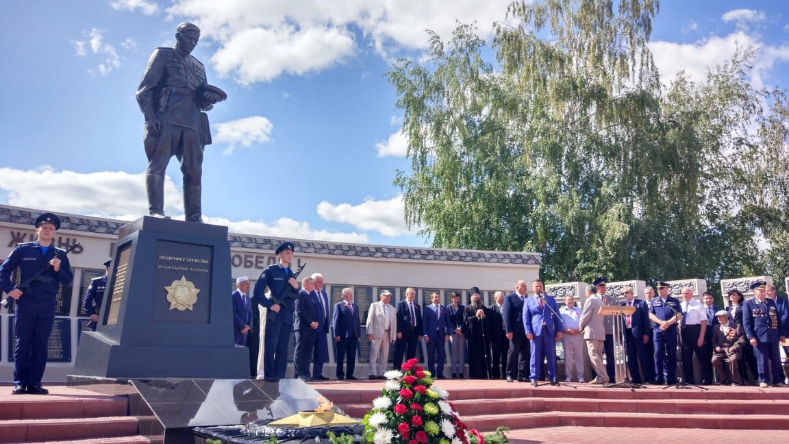 «Защитнику Отечества – от благодарных потомков»
