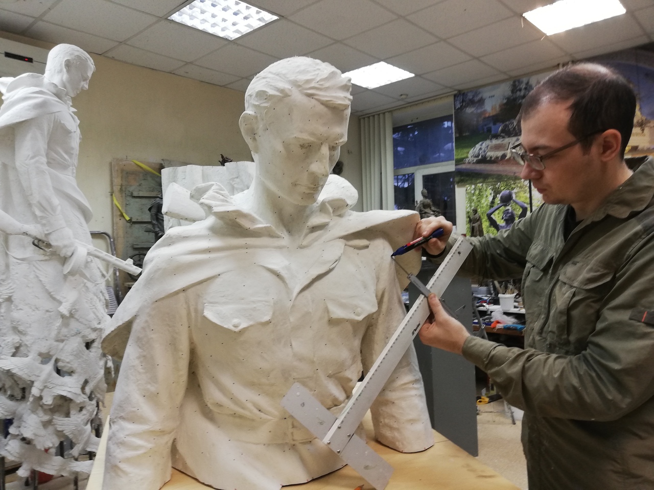 Скульпторы увеличивают центральную фигуру Ржевского мемориала