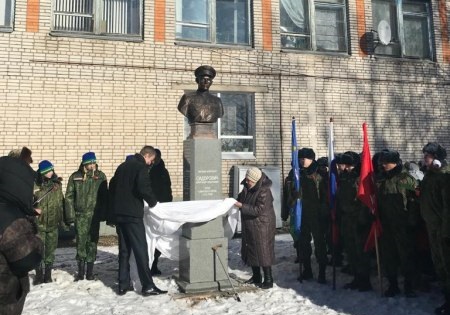 Под Псковом открыт памятник Герою СССР Александру Сидоровичу
