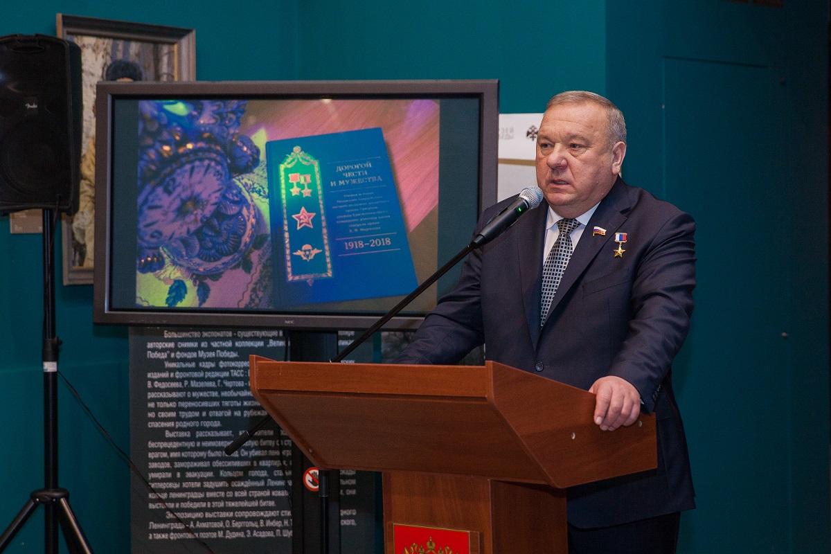 Владимир Шаманов представил книгу об истории Рязанского училища ВДВ