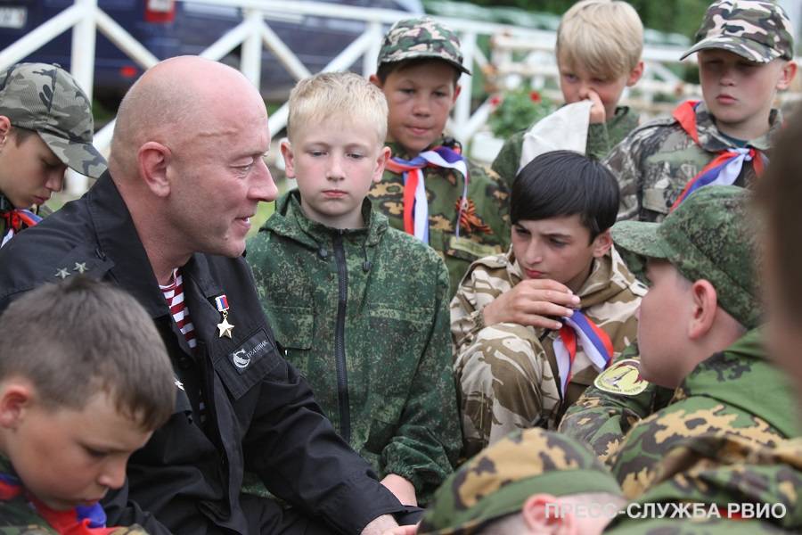 Герои России посетят военно-исторические лагеря РВИО