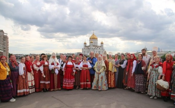 Москва. Акция «Надень народное на День России»
