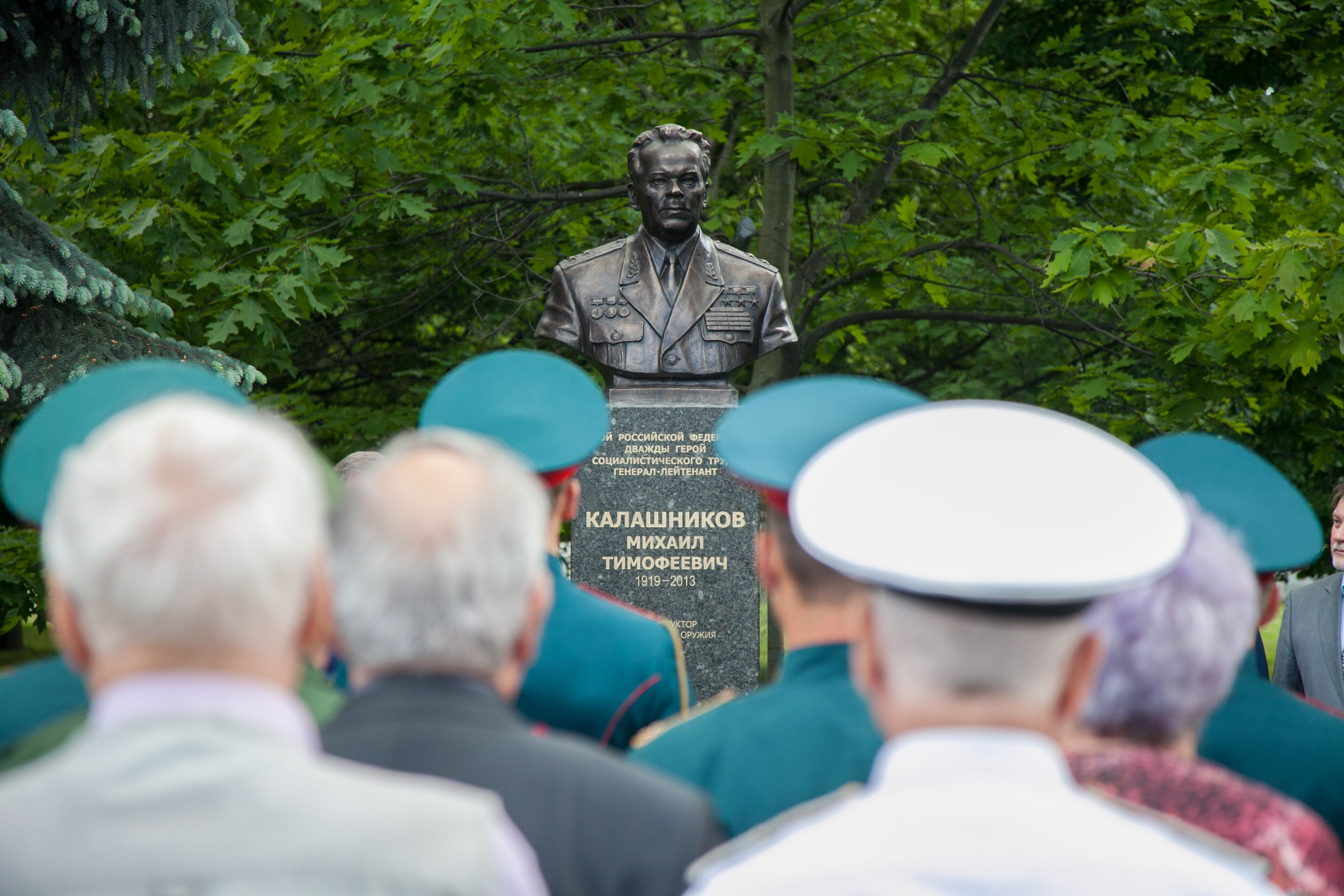 Памятник Михаилу Калашникову открыт в Коломне