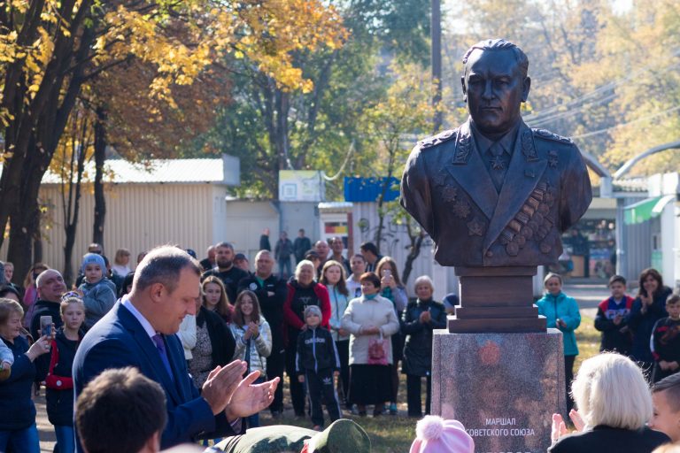 Памятник Маршалу Бирюзову открыт на Донбассе