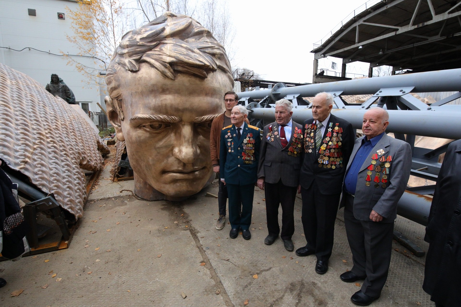 Ветераны увидели процесс создания скульптуры Ржевского мемориала
