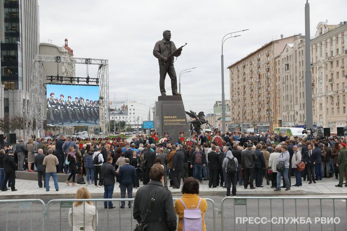 Москва. Акция «100 гвоздик к 100-летию Михаила Калашникова»