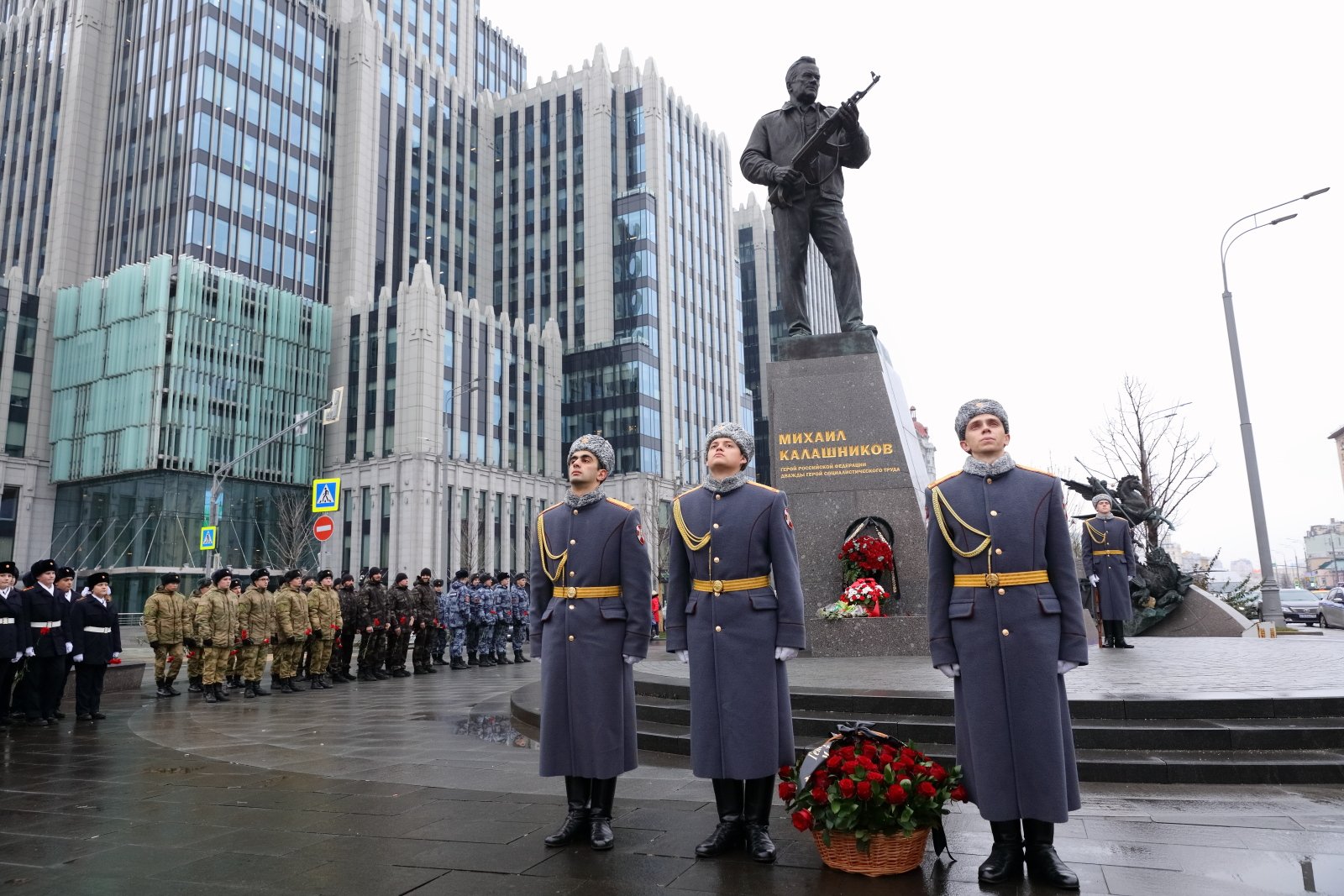100 гвоздик к 100-летию Михаила Калашникова