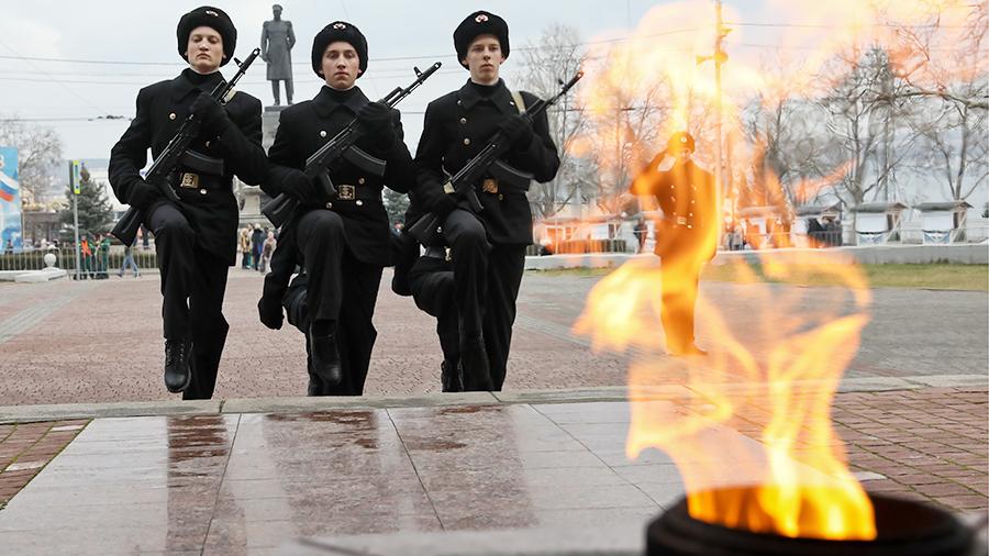 В Севастополе зажгли лампаду от Вечного огня на Сапун-горе на время ремонта мемориала