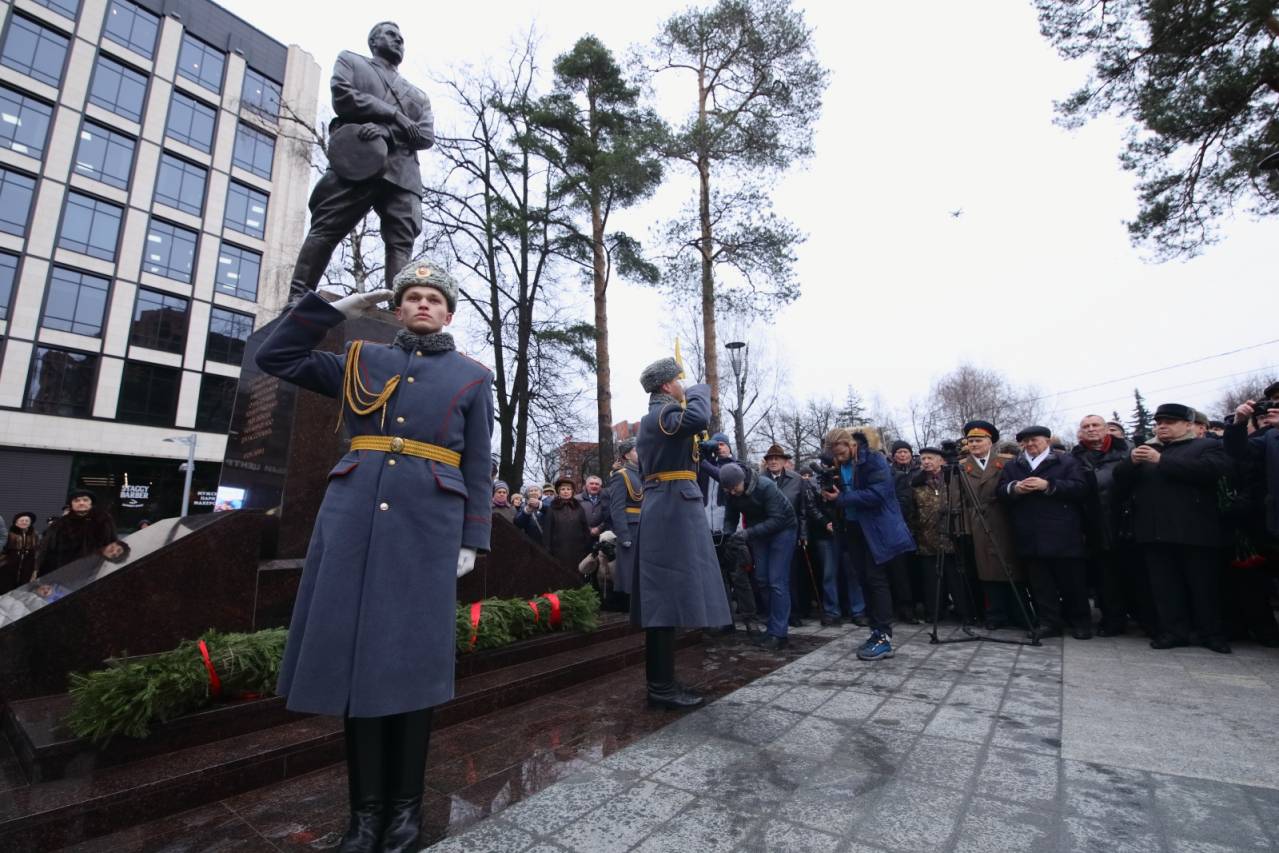 Памятник Митрофану Неделину высоко оценили семьи военнослужащих