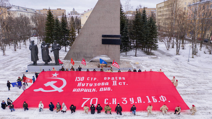 Копию легендарного Знамени Победы развернули в Архангельске