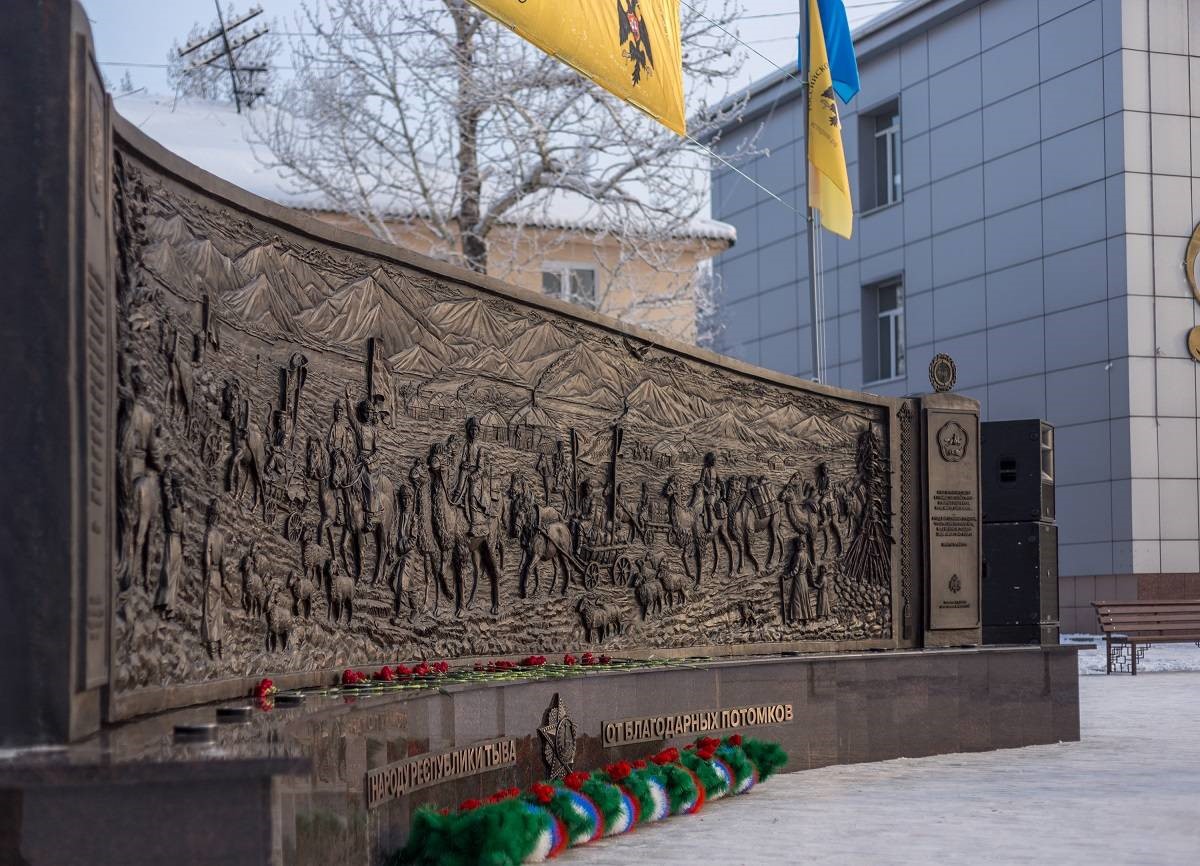 В Тыве открыли памятник подвигу трудового народа