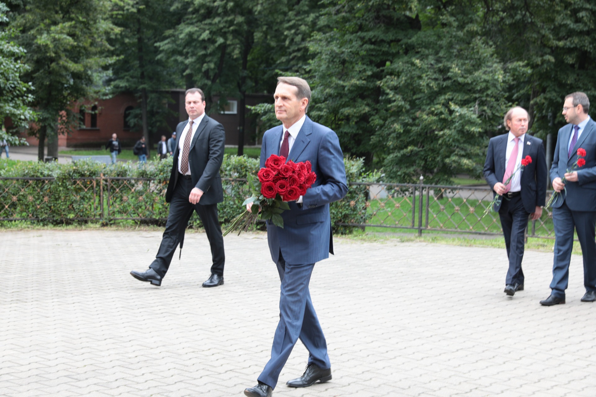 Возложение цветов к могиле Великого князя Николая Николаевича
