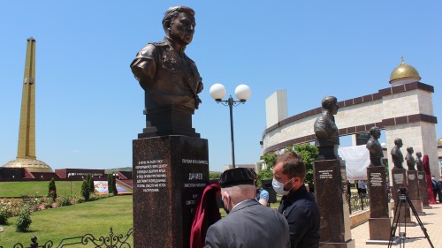 В Грозном открыты памятники-бюсты Героям Советского Союза