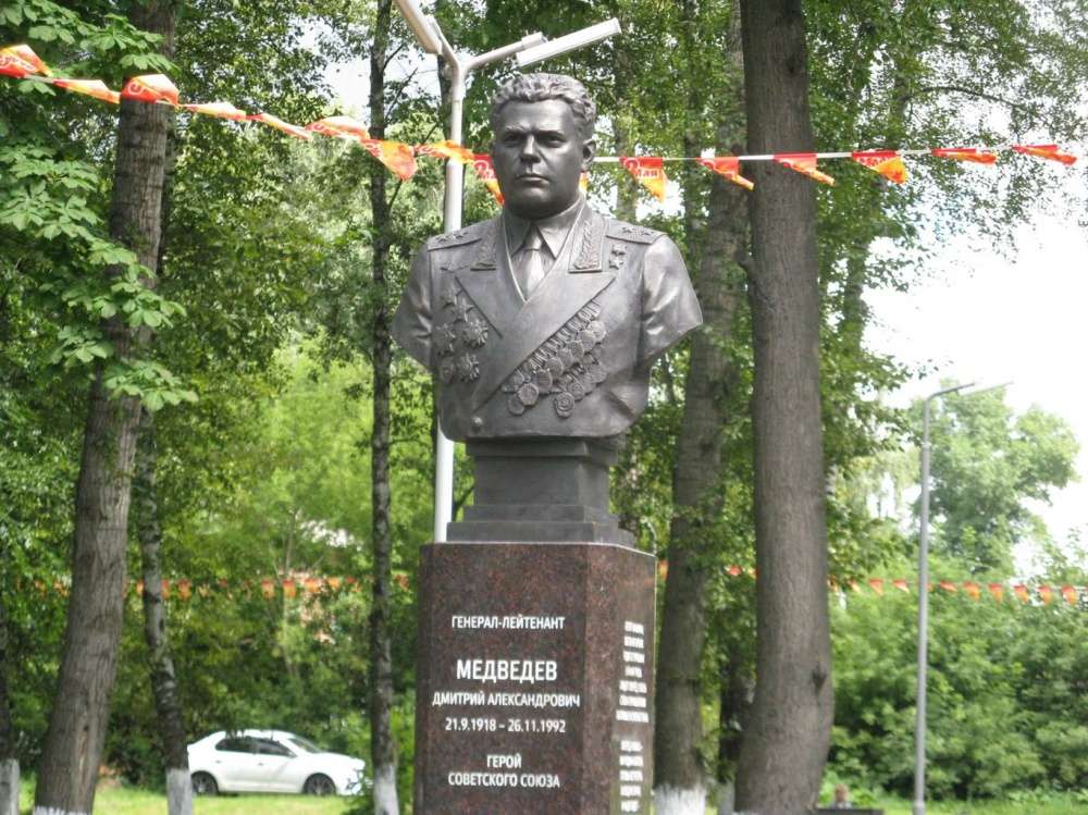 Памятник-бюст Дмитрию Медведеву открыли в Тульской области